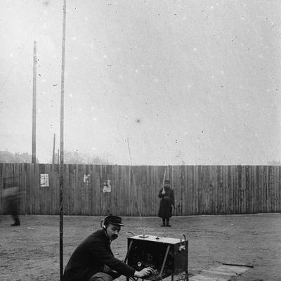 Funkstelle für drahtlose Telefonie bei der Armee.