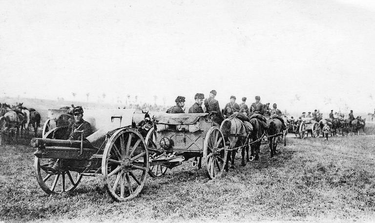 Batterie de canons de 75 mm TR en mouvement, 1914 Batterie de canons de 75 mm TR en mouvement, 1914
